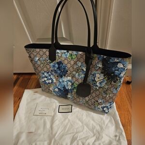 Gucci GG Supreme Monogram Blooms Medium Reversible Tote